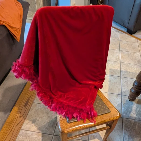 Luxurious Red Throw Blanket - Picture 1 of 8